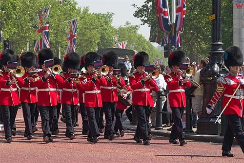 Londyn. Gwardia maszerująca na zmianę warty przed Pałacem Buckingham.